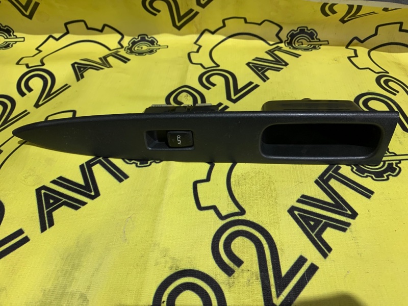 Накладка на блок управления стеклоподъемниками Toyota ist 09.2002 NCP61 1NZFE 74272-52020 контрактная