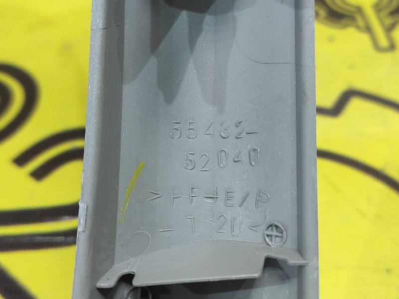Накладка декоративная передняя правая Toyota ist NCP60 2NZ-FE