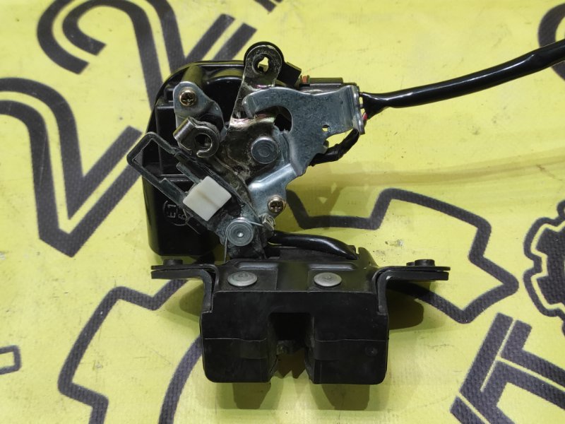 Замок багажника Toyota ist NCP60 2NZ-FE