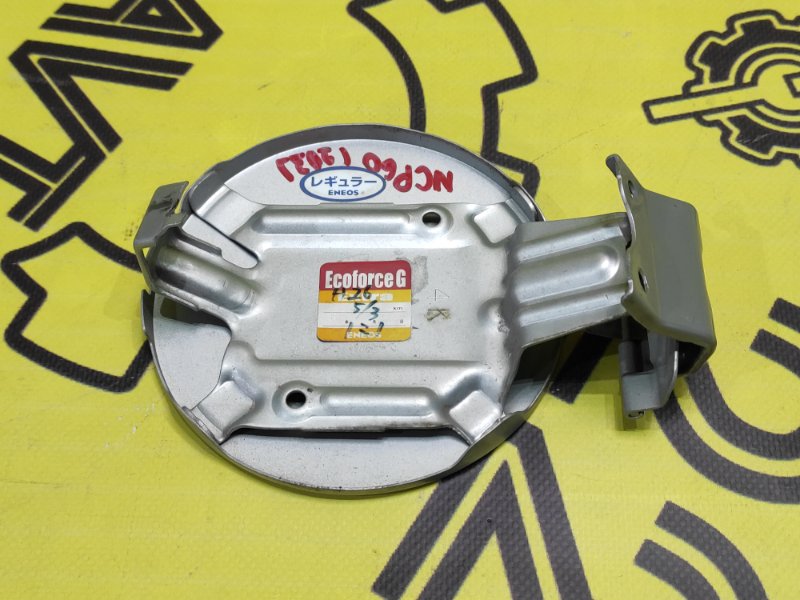 Лючок топливного бака ist 2003.07 NCP60 2NZ-FE