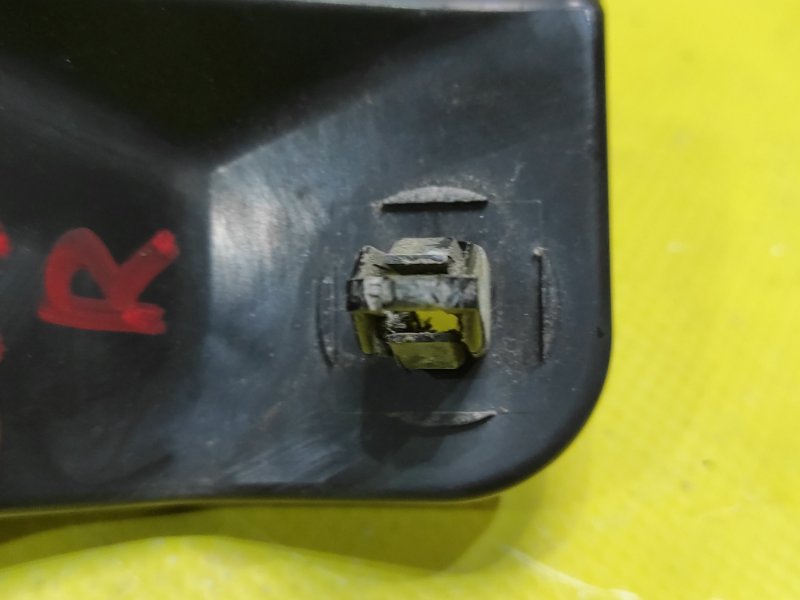 Крепление бампера переднее правое Toyota ist NCP60 2NZ-FE