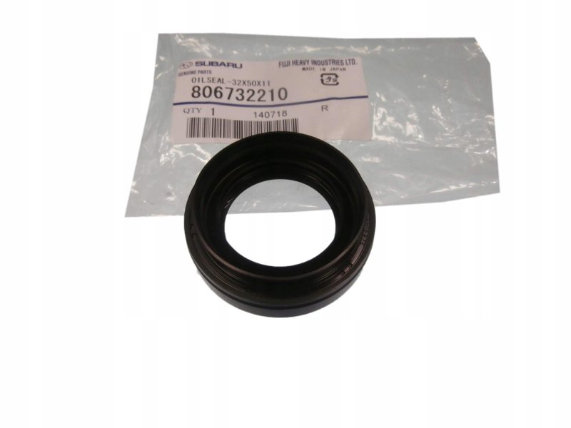 Сальник заднего редуктора правый Subaru Forester SF5 806732210 новая