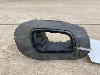 Запчасть кронштейн форсунки омывателя фар правый Porsche Cayenne 2003-2006