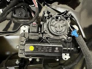 Двигатель доводчика двери багажного отсека Audi Q7 2015-