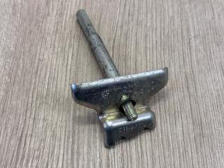 Запчасть крепление акб Porsche Cayenne 2011