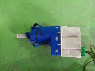 Запчасть датчик включения стопсигнала Ford Focus 2009