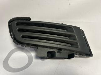 Запчасть заглушка бампера переднего правая Mazda 3 2006-2009