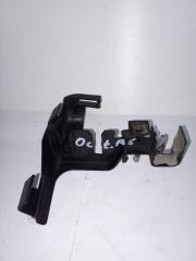 Запчасть кронштейн Skoda Octavia 2012