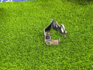 Фото запчасти петля капота правая Toyota Land Cruiser 100 Б/У запчасть Запчасть петля капота правая Toyota Land Cruiser 100