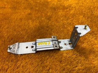 Запчасть кронштейн Subaru Impreza 1992