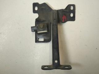 Кронштейн замка капота Mazda Axela