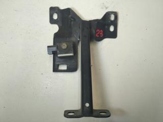 Кронштейн замка капота Mazda Axela