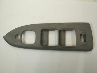 Накладка кнопок стеклоподъемника передняя правая Mazda Familia 1998-2003