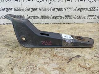 Кронштейн передний правый Nissan Laurel