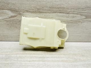Фото запчасти кронштейн ручки двери Volkswagen Polo 6 2020-2022 Б/У запчасть Запчасть кронштейн ручки двери Volkswagen Polo 6 2020-2022