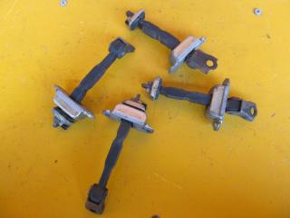 Запчасть ограничитель двери Nissan Bluebird 1997