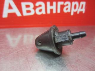 Запчасть форсунка омывателя задняя Nissan Primera 1998