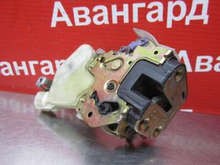 Замок двери задний правый Nissan Sunny 2000