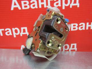 Замок двери передний правый Nissan Sunny 2000