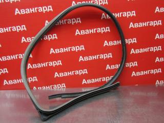 Уплотнитель двери передний правый Mazda Demio 2001