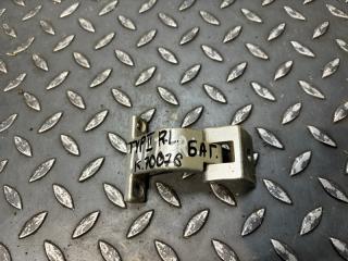 Фото запчасти петля крышки багажника задняя левая Skoda Octavia 2006 Б/У запчасть Запчасть петля крышки багажника задняя левая Skoda Octavia 2006