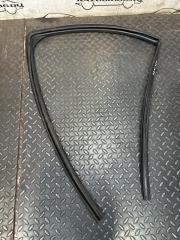 Уплотнительная резинка задняя левая Mitsubishi Lancer 10 2007-2017