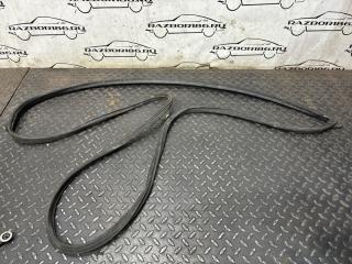 Уплотнительная резинка передняя правая Toyota Avensis 2003-2008