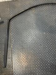 Уплотнительная резинка передняя правая Volkswagen Multivan T5 BKK