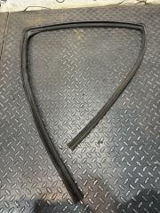 Уплотнительная резинка задняя левая Mitsubishi Lancer 10 2007-2017