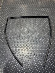 Уплотнительная резинка задняя правая Toyota Avensis 2003