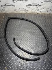 Уплотнительная резинка передняя правая Mazda 3 2008