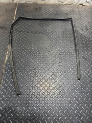 Уплотнительная резинка задняя правая Mazda 3 2008