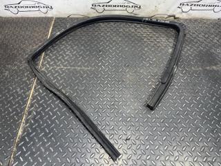 Уплотнительная резинка передняя правая Nissan Qashqai 2008