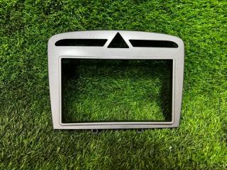 Запчасть рамка магнитолы PEUGEOT 308 2010