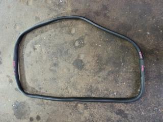 Уплотнитель двери задней левой Cadillac Escalade 2006