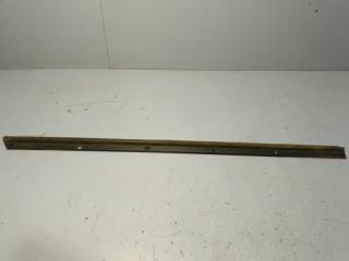 Уплотнитель двери передней правой Cadillac Escalade 2014