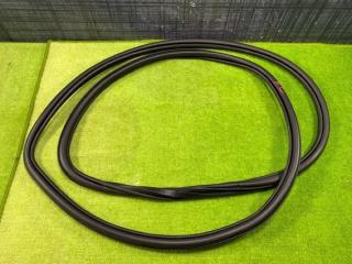 Уплотнительная резинка передняя левая AUDI Q7 2008