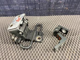 Петля двери передняя правая AUDI Allroad 2002