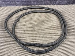 Уплотнительная резинка передняя левая AUDI Q5 2009