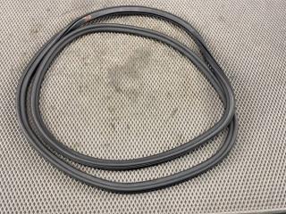 Уплотнительная резинка передняя правая AUDI Q5 2009