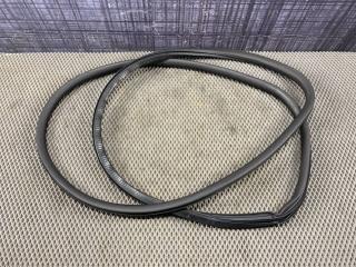 Уплотнительная резинка передняя AUDI Allroad 2001