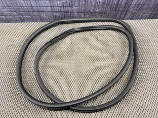 Уплотнительная резинка передняя AUDI Allroad 2001