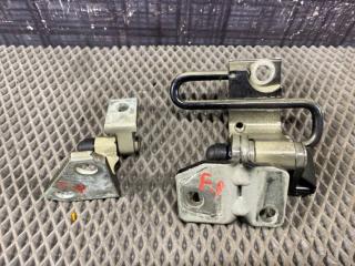 Петля двери передняя правая Volkswagen Passat 2008