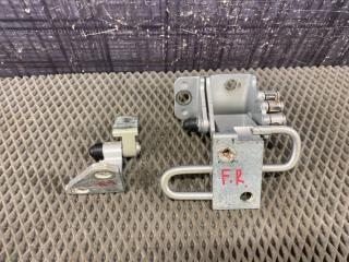 Петля двери передняя правая Volkswagen Passat 2011