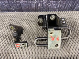 Петля двери передняя правая Volkswagen Passat 2004