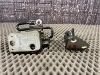 Петля двери передняя правая Volkswagen Passat Variant 2010