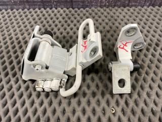 Петля двери передняя правая Volkswagen Passat Variant 2010