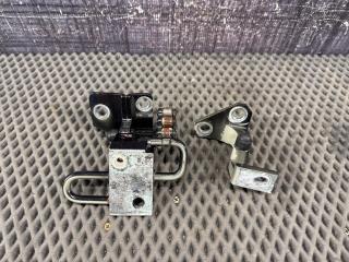 Петля двери передняя правая Volkswagen Passat 2008