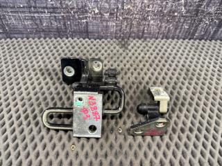 Петля двери задняя правая Volkswagen Passat 2006