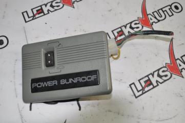 Кнопка открытия люка Mitsubishi Montero 1997